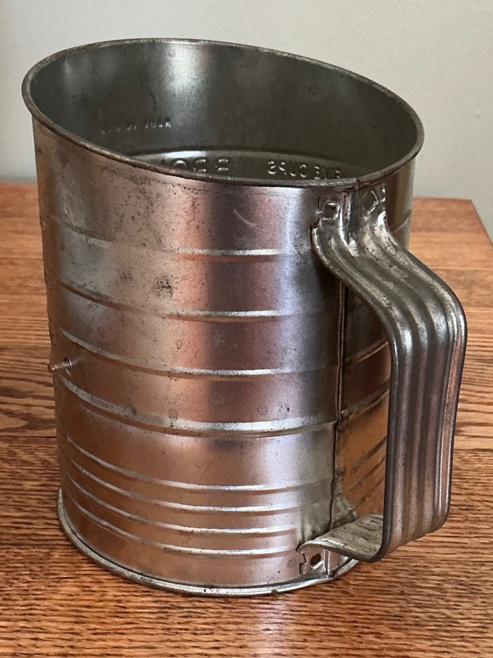 Vintage Bromwell 5 Cup Flour Sifter Measuring Kitchen Tool Metal USA - Picture 3 of 10